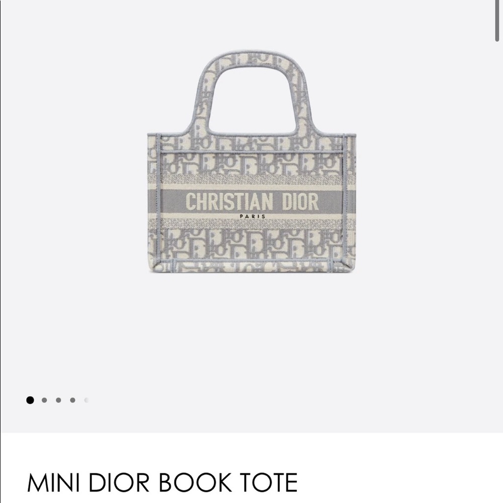 MINI DIOR BOOK TOTE
Gray Dior Oblique Embroidery (24 x 22.5 x 8 cm) - Picture 7 of 7